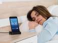 Een smartphone naast je bed opladen: kan het kwaad?