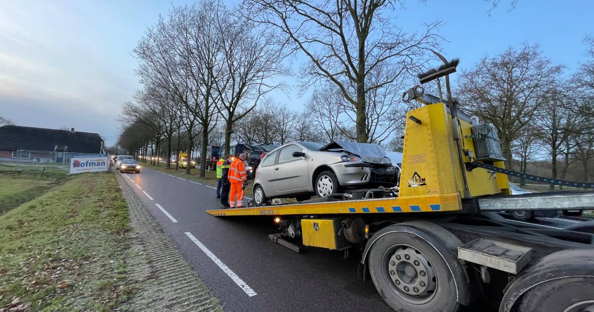 Flinke schade bij botsing tussen twee autos op N35 bij Wierden.