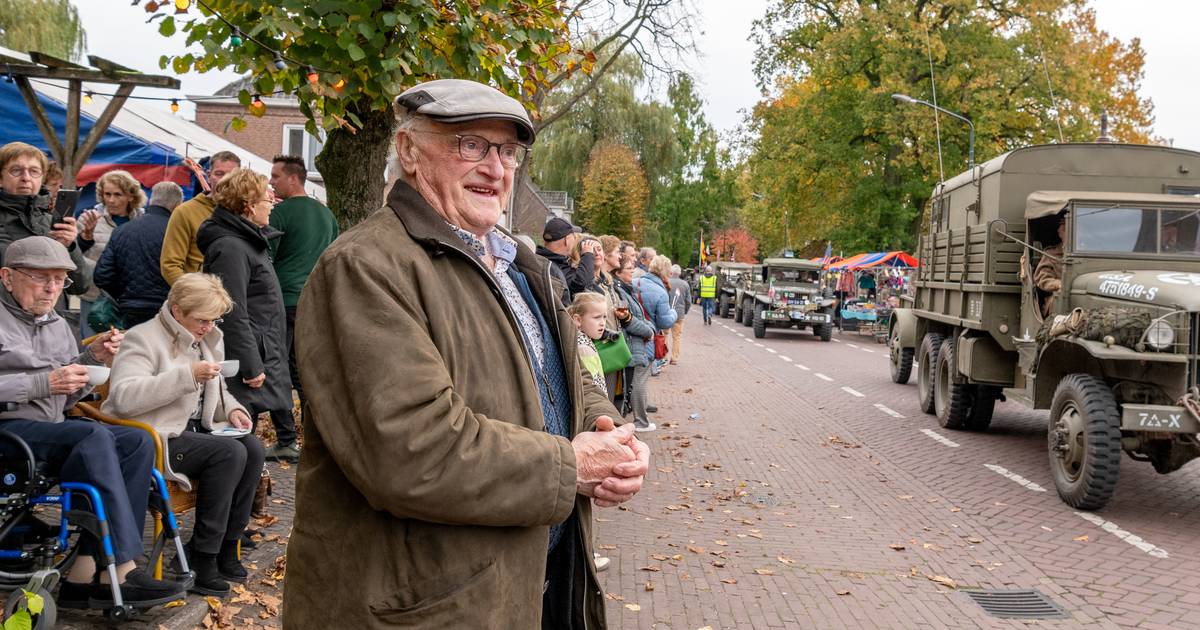 Ontroering bij Harrie Groenendaal tijdens bevrijdingstocht Wheels in Gemonde: ‘Herinneringen komen b