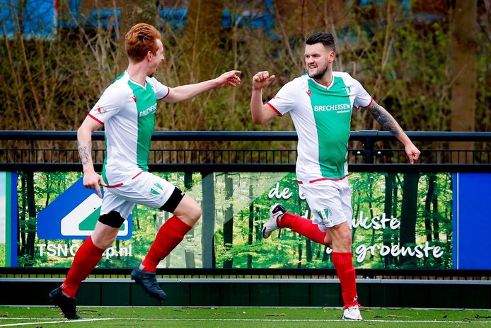 Angelo Rutten (rechts) heeft EDO zojuist op 1-0 gebracht tegen Houten en viert zijn doelpunt met ploeggenoot Dave Pieterse.