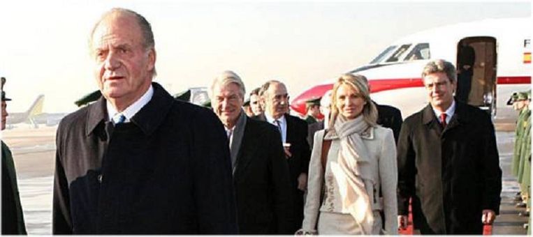 De voormalige Spaanse koning Juan Carlos tijdens een van zijn vele reizen met schuin achter hem Corinna zu Sayn-Wittgenstein. Beeld EFE