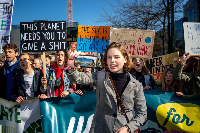 Anuna De Wever tijdens een van de spijbelmarsen van 'Youth For Climate’