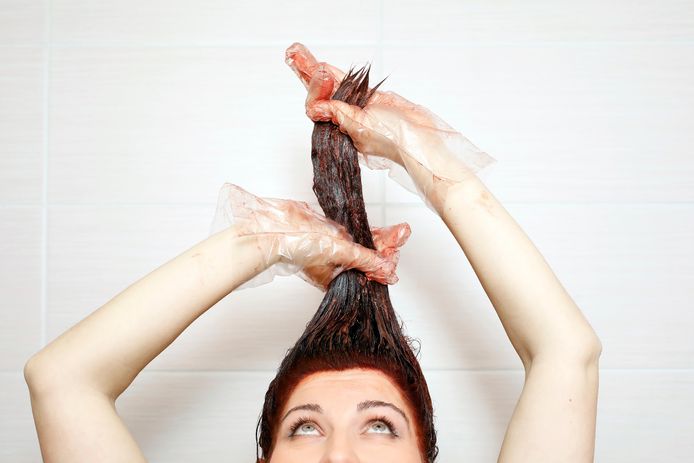 In coronatijd geef je haar zelf een zes soorten haarverf | Binnenland | AD.nl
