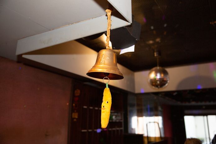 Het MAS wist op de veiling onder meer de beroemde lichtbakken met de softpornografische foto’s van enkele jongemannen te bemachtigen, evenals de bel aan de bar en enkele ‘prikkelende’ objecten van achter de toog.