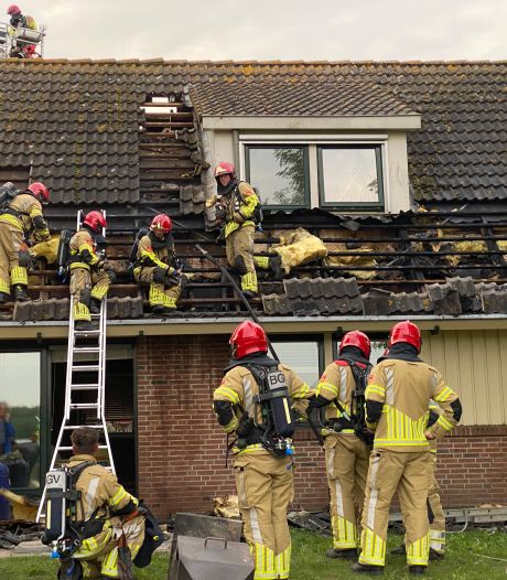 Dakbrand in woning Zeewolde: brandweer moet dak openbreken om vuur te kunnen blussen