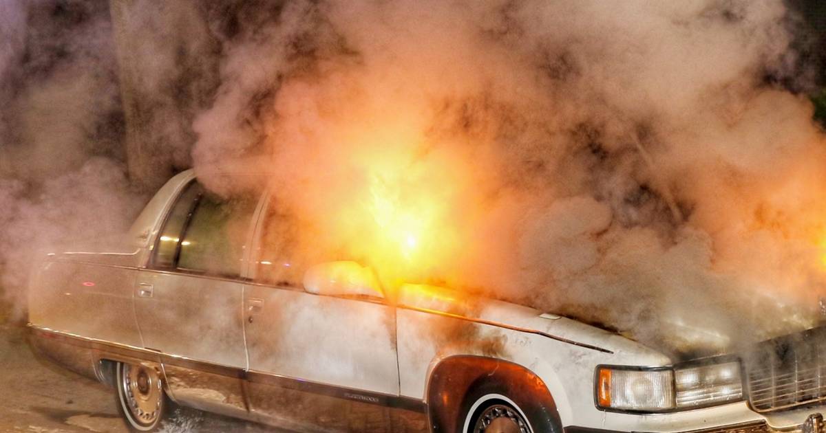 Klassieke Cadillac vliegt in brand op de Van der Heijdenlaan in Zeist, politie sluit brandstichting niet uit.