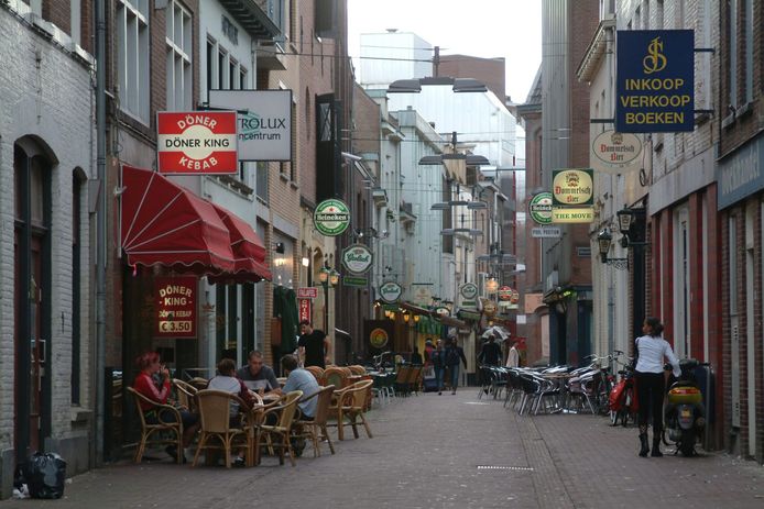 De Varkensstraat met rechts café The Move. Foto: Henri ter Hall. Bron: Gelders Archief