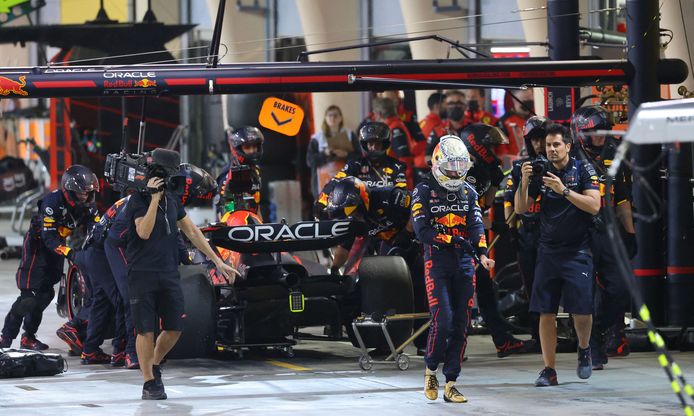 Max Verstappen druipt af.