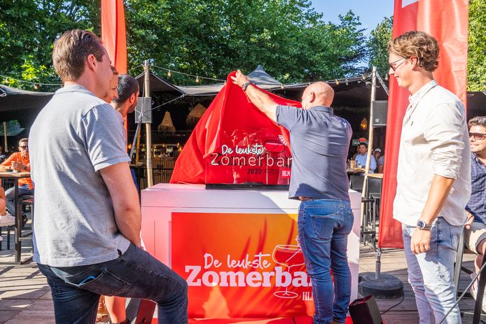 Piet Huysentruyt en Jelle Beeckman onthullen de trofee van De Leukste Zomerbar