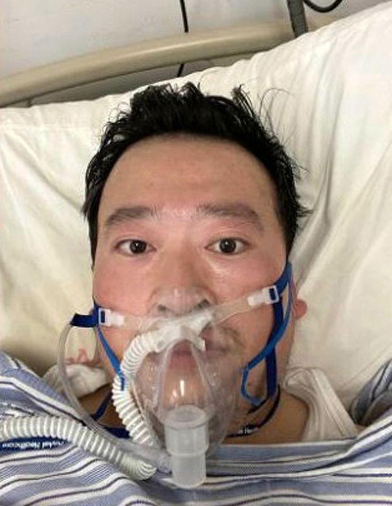 Oogarts Li Wenliang waarschuwde als eerste voor het virus, maar werd gearresteerd. Intussen is hij overleden. Beeld BELGAIMAGE