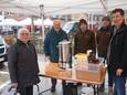 Op de Boerenmarkt van Bazel werden bezoekers zaterdag op koffie getrakteerd voor de moeite om de regen te trotseren.