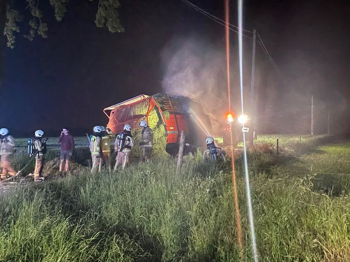 De brandweer van de zone Westhoek ging de brand van de hooiwagen in Elverdinge te lijf.