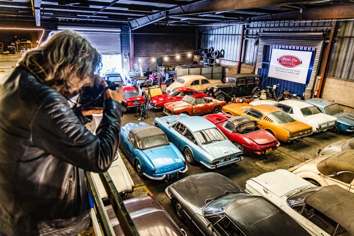 Een persfotograaf maakt een beeld van de Dordtse 'barnfind'. Alles is gereed voor de kijkdagen van de online veiling die vorige  week vrijdag is begonnen.
