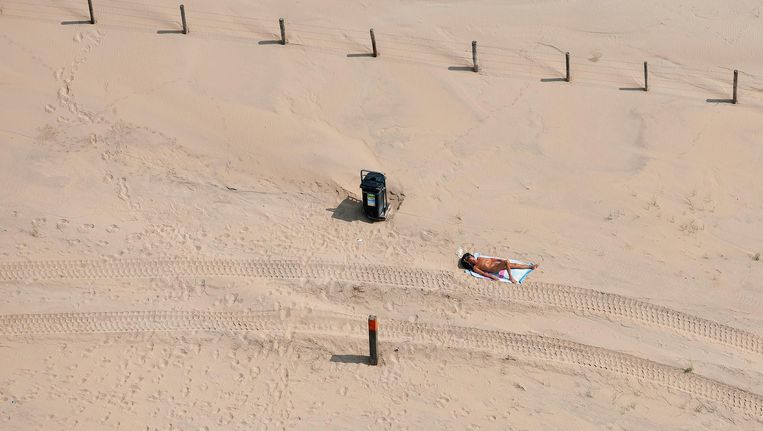 Het zuidelijke deel van het uitgestrekte strand is naar de smaak van CDA-fractievoorzitter Cees Mettes juist ingericht voor 'de rustige recreant'. Beeld ANP