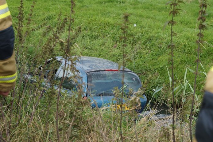 De auto werd aangetroffen in een sloot naast de Pompweg in Waalwijk.