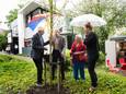 De kleinkinderen van Truus Schröder planten een wilg in de tuin van het 100-jarige Rietveld Schröderhuis.