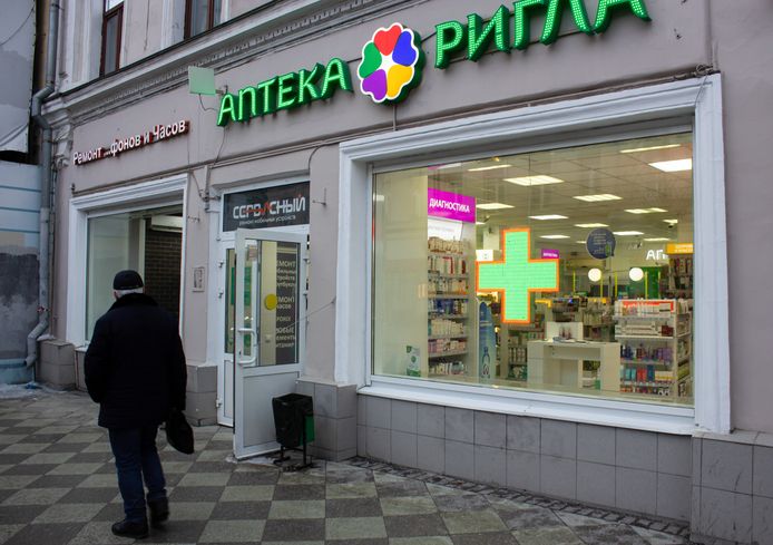 Een man loopt langs een apotheek in Moskou.