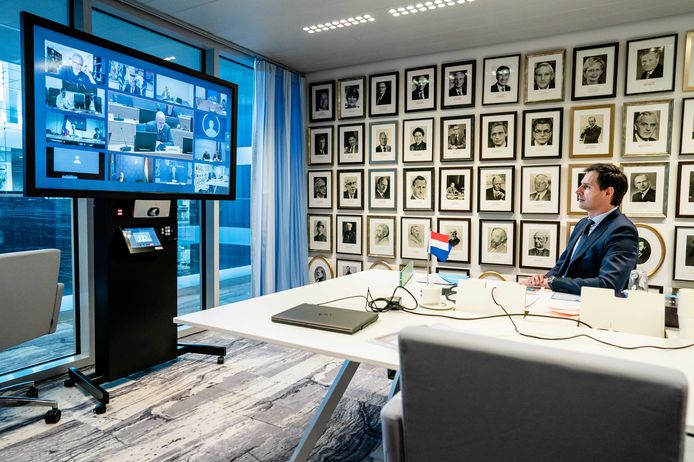Minister Wopke Hoekstra (Financië) tijdens een videoconferentie met zijn collega's in de EU.