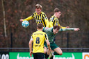 Stijn Meijer kan het door een beuk in zijn rug niet bolwerken in een luchtduel met Melle Meulensteen (l) en Enzo Cornelisse.