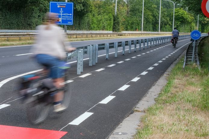 Archiefbeeld ter illustratie. Volgens nieuwe richtlijnen van de Vlaamse overheid moeten fietspaden voortaan minstens twee meter breed zijn in elke rijrichting.