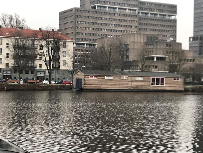 De nieuwe botenloods voor de Spiegelwaal, nu nog in Amsterdam.