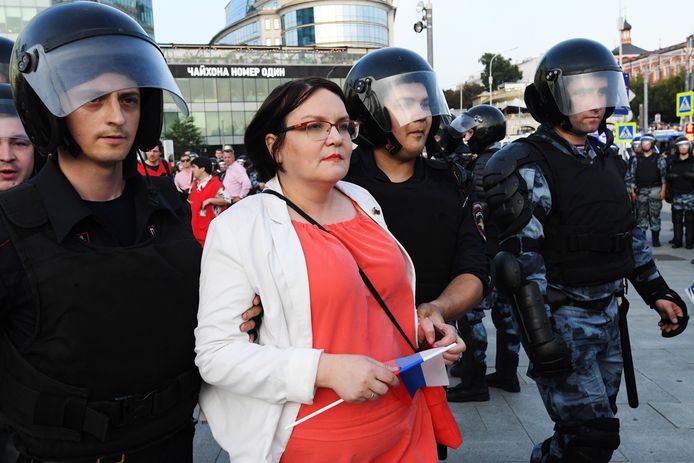 Joelia Galjamina wordt door politie meegenomen tijdens een demonstratie in 2019.