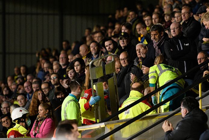 De supporter kreeg medische hulp in de tribunes.