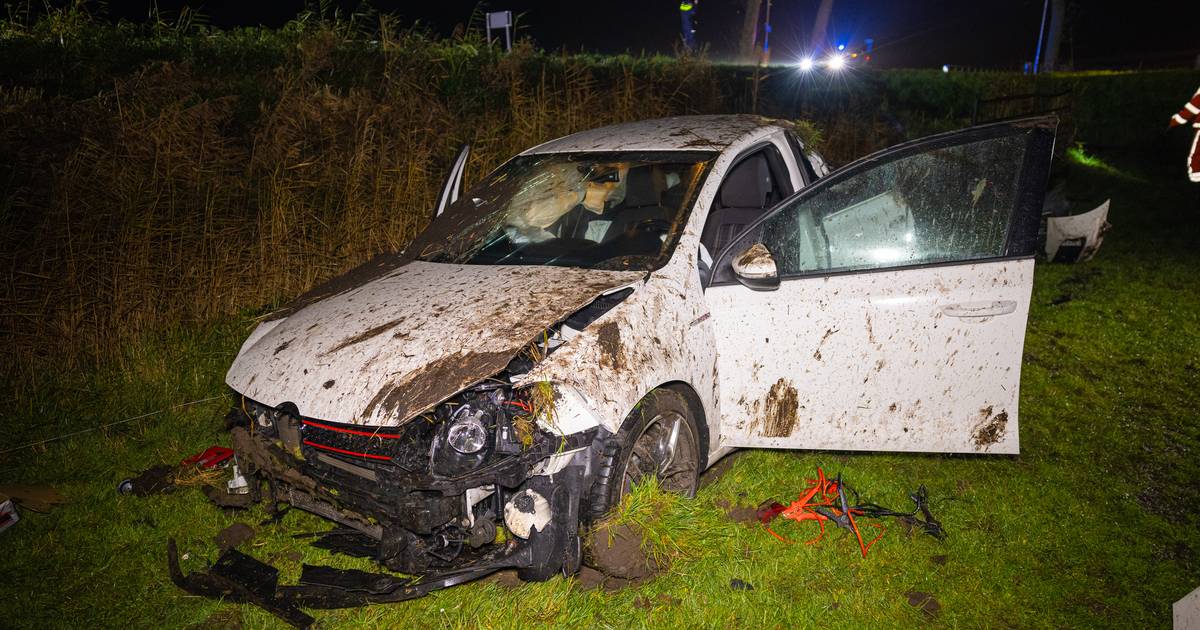 Twee gewonden bij ongeluk in Noordeinde: auto zwaar beschadigd.