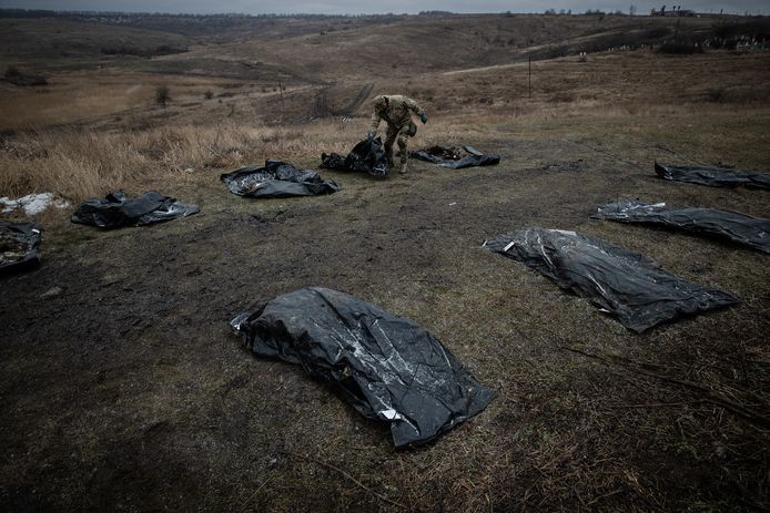 Illustratiebeeld: een Oekraïense soldaat verzamelt de lichamen van Russische gesneuvelden op 20 januari 2024 in Charkiv, in het noordoosten van Oekraïne.