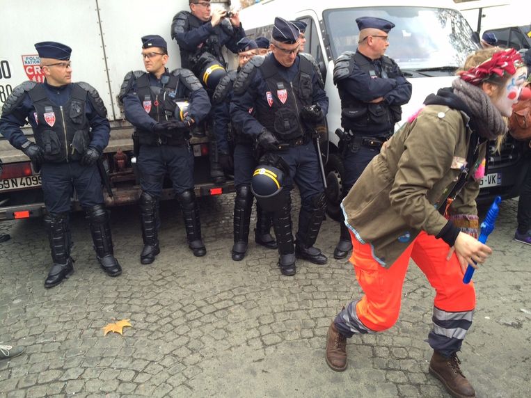 Clown daagt agenten uit Beeld Volkskrant