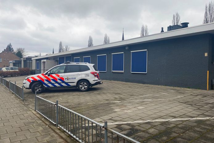 Bij een woning aan de Baroniestraat werden donderdag vijftien jerrycans met liters drugsgrondstoffen gevonden.