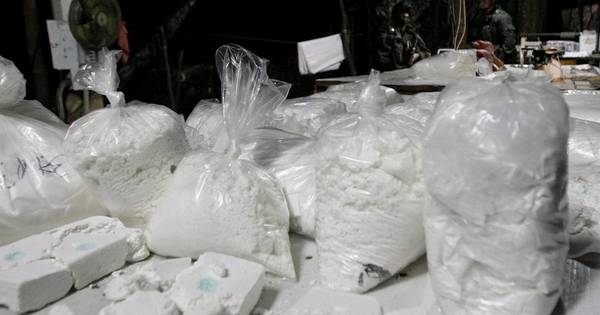 Cocaïne ging in stalen rol de grens over - AD.nl