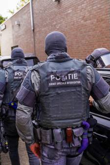 Man barricadeert woning urenlang voor politie: ‘Agent met bijtende vloeistof bespoten’