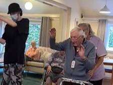 Beau moment: quand un ado autiste transmet une chorégraphie à un centenaire