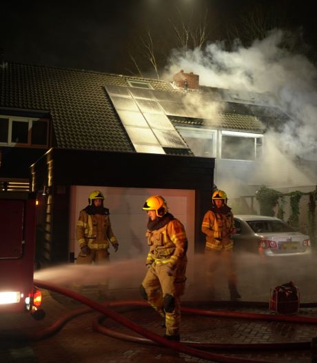 Brand onder zonnepanelen van Barnevelds rijtjeshuis, twee woningen zwaar beschadigd 
