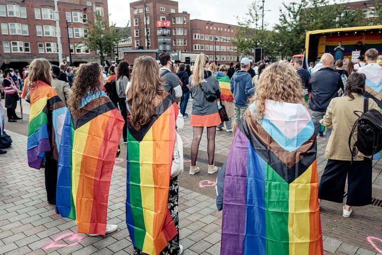 Het protest is een steunbetuiging aan de bewoners van de studentenflat aan de Krelis Louwenstraat, waar vorige week brand werd gesticht.  Beeld Jakob van Vliet