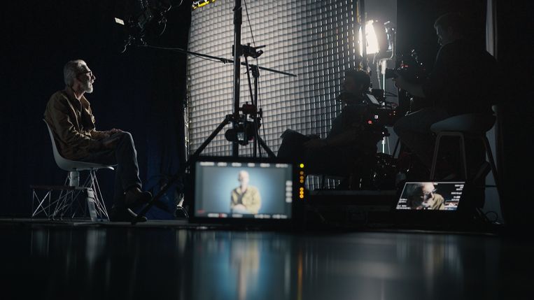 Cameraman Daniel Demoustier geïnterviewd in 'War Junkies'. Beeld Hotel Hungaria