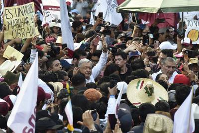 Bain de foule géant pour le président mexicain, une première depuis des décennies
