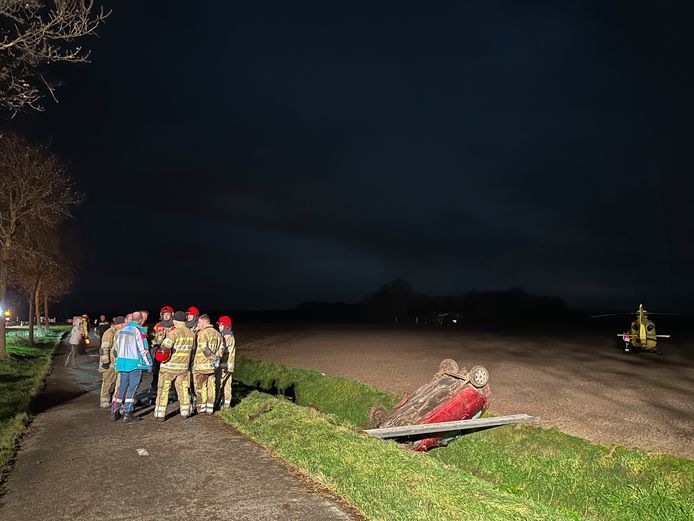 Hulpdiensten overleggen met elkaar bij het autowrak.