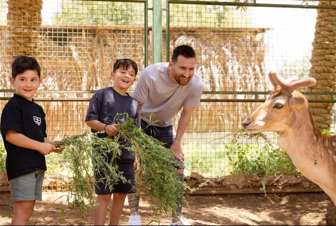 Messi op bezoek in Saoedi-Arabië met zijn gezin.