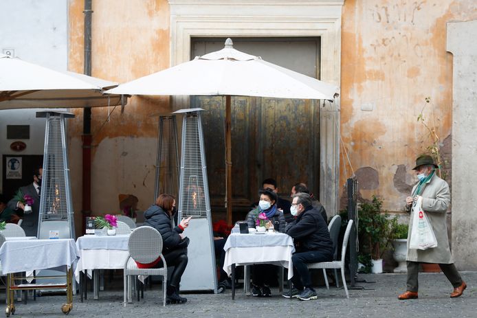 In gele zones is bediening aan tafel weer toegestaan in bars, cafés en restaurants overdag, zoals hier in Rome.