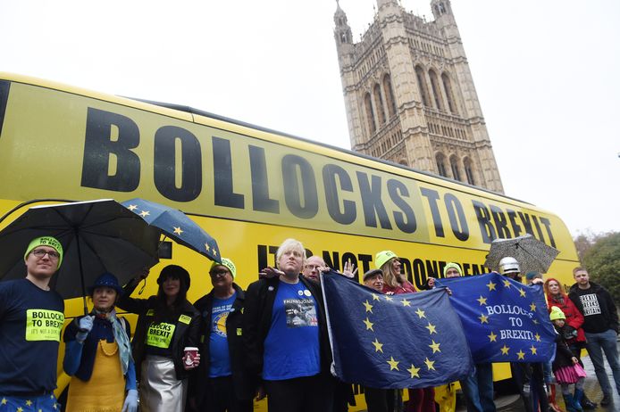 Een gele bus met de slogan reed ook al rond in Brussel en Londen.