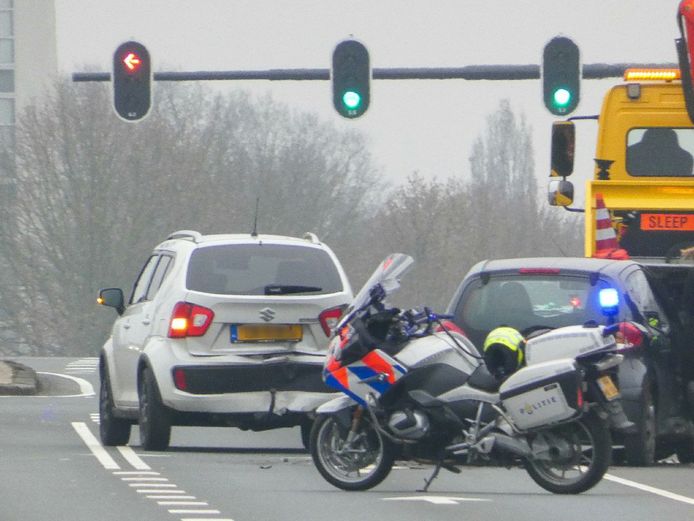 Beide auto's worden afgesleept door een bergingsbedrijf.