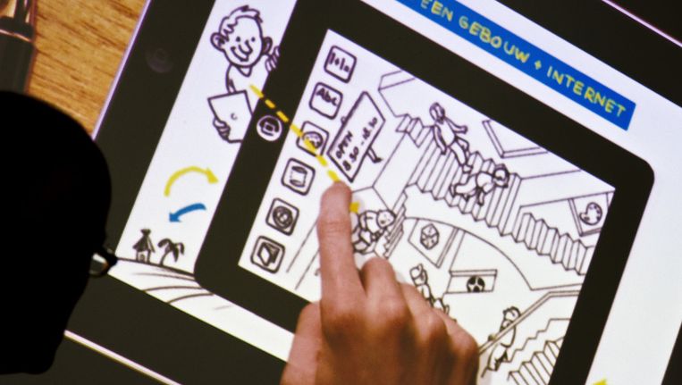 Een animatie tijdens een persconferentie over de Steve Jobs school. Maurice de Hond is mede-initiatiefnemer van de nieuwe soort basisschool, waarin kinderen van jongs af aan leren omgaan met de tabletcomputer. Dat gebeurt in een fysieke schoolomgeving, maar ook thuis in een virtuele school. Beeld anp