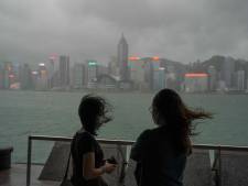 Schip bij Hongkong breekt in tweeën, 27 crewleden vermist