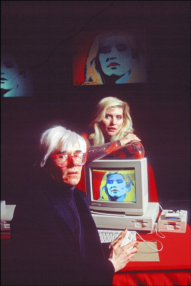 Debbie Harry op de foto met Andy Warhol (links): ‘In de hele beginperiode was er een constante druk. Vooral voor de bedachtzame Chris was het zwaar.’

 Beeld The Internet Archive