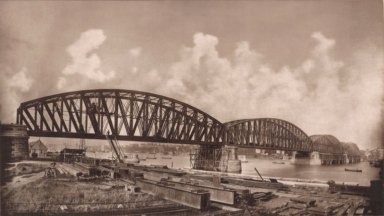 Een foto uit 1876 van de brug over de Nieuwe Maas door Johann Georg Hameter. Beeld Nationaal Archief