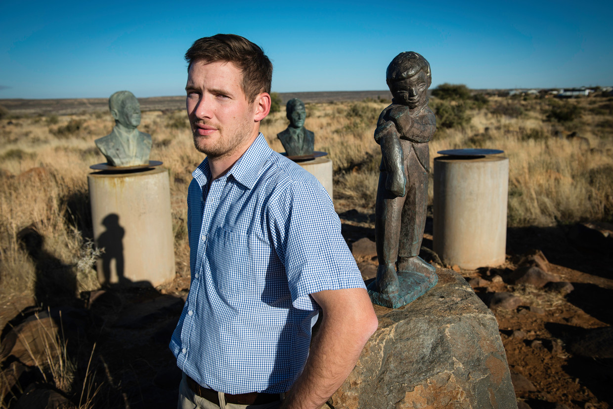 Joost Strydom, hoofd communicatie van Orania, in de beeldentuin van vroegere Afrikaner leiders.  Beeld Bram Lammers