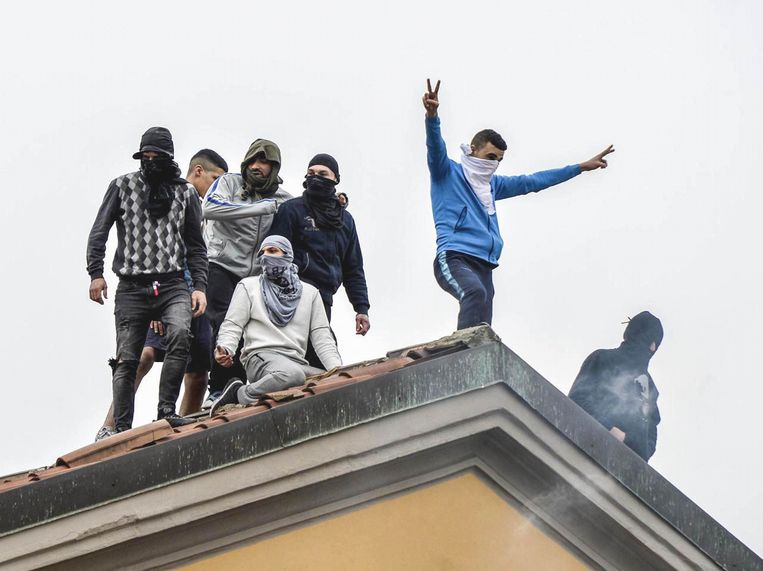 Een gevangenisopstand begin maart in Milaan. Beeld Photo News