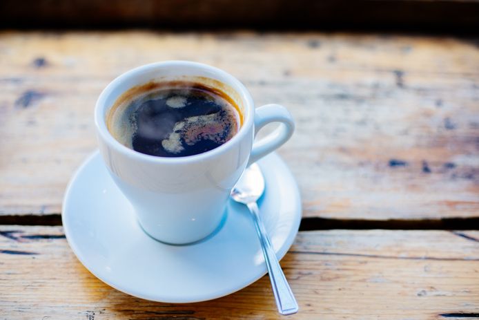 Waarom doet een kop koffie ons naar het toilet spurten?